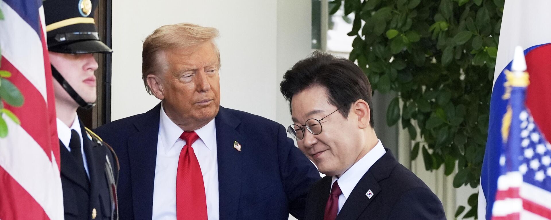 O presidente norte-americano, Donald Trump, cumprimenta o presidente sul-coreano, Lee Jae-myung, em sua chegada à Casa Branca. Washington, D.C., 25 de agosto de 2025 - Sputnik Brasil, 1920, 25.08.2025