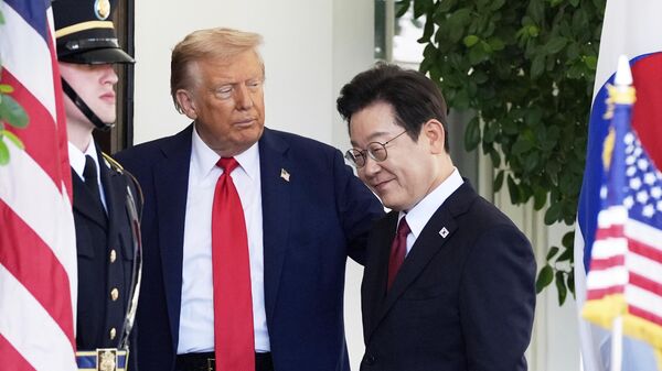 O presidente norte-americano, Donald Trump, cumprimenta o presidente sul-coreano, Lee Jae-myung, em sua chegada à Casa Branca. Washington, D.C., 25 de agosto de 2025 - Sputnik Brasil