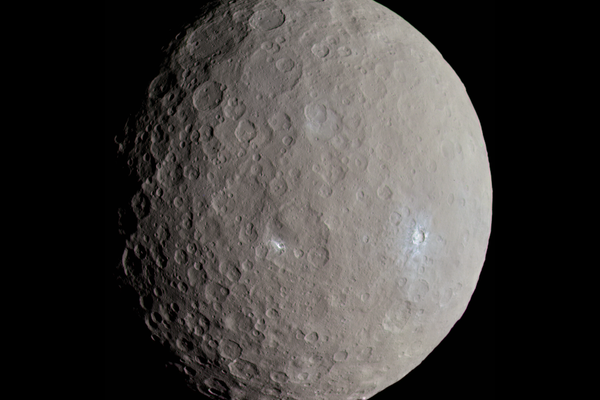Imagem aproximada em cores reais do hemisfério norte de Ceres adquiridas pela sonda Dawn, a uma distância de 13.641 km às 04h13 UT (01h13, horário de Brasília) de 4 de maio de 2015. A cratera proeminente e brilhante à direita é Haulani. O ponto brilhante menor à sua esquerda está exposto no fundo de Oxo. Os ejetos desses impactos parecem ter exposto material de alto albedo semelhante aos depósitos encontrados no fundo da Cratera Occator - Sputnik Brasil