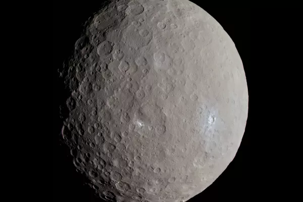 Imagem aproximada em cores reais do hemisfério norte de Ceres adquiridas pela sonda Dawn, a uma distância de 13.641 km às 04h13 UT (01h13, horário de Brasília) de 4 de maio de 2015. A cratera proeminente e brilhante à direita é Haulani. O ponto brilhante menor à sua esquerda está exposto no fundo de Oxo. Os ejetos desses impactos parecem ter exposto material de alto albedo semelhante aos depósitos encontrados no fundo da Cratera Occator Imagem aproximada em cores reais do hemisfério norte de Ceres adquiridas pela sonda Dawn, a uma distância de 13.641 km às 04h13 UT (01h13, horário de Brasília) de 4 de maio de 2015. A cratera proeminente e brilhante à direita é Haulani. O ponto brilhante menor à sua esquerda está exposto no fundo de Oxo. Os ejetos desses impactos parecem ter exposto material de alto albedo semelhante aos depósitos encontrados no fundo da Cratera Occator - Sputnik Brasil