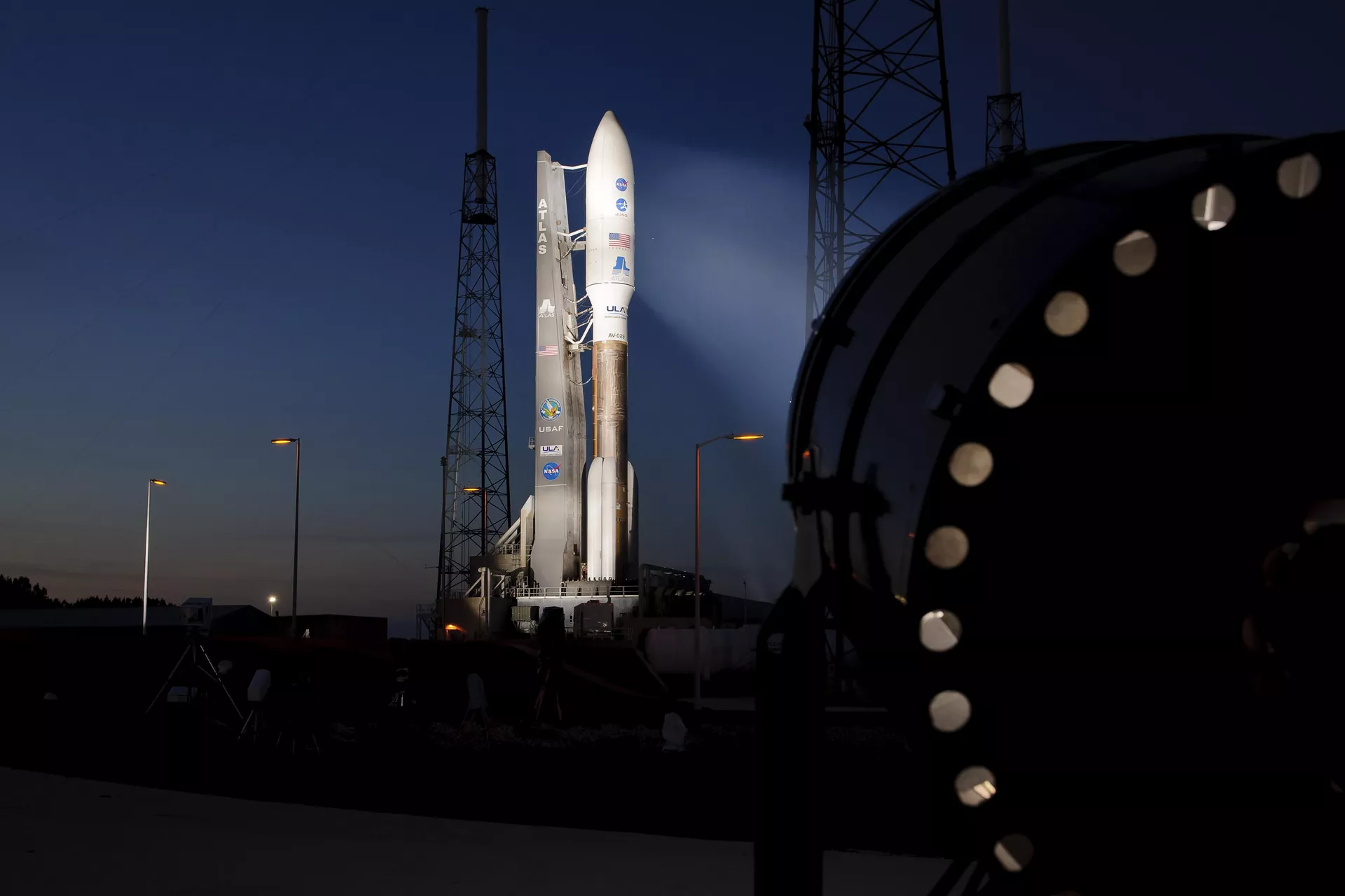 Nesta foto fornecida pela NASA, um foguete Atlas V com a carga útil da sonda espacial Juno da NASA é visto na noite anterior ao seu lançamento planejado no Complexo de Lançamento Espacial 41 da Estação da Força Aérea de Cabo Canaveral, Flórida, 4 de agosto de 2011 - Sputnik Brasil, 1920, 27.08.2025
