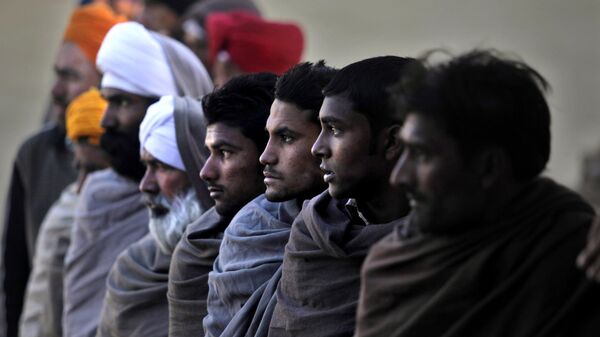 Eleitores indianos aguardam para votar em uma seção eleitoral próxima da fronteira com o Paquistão - Sputnik Brasil