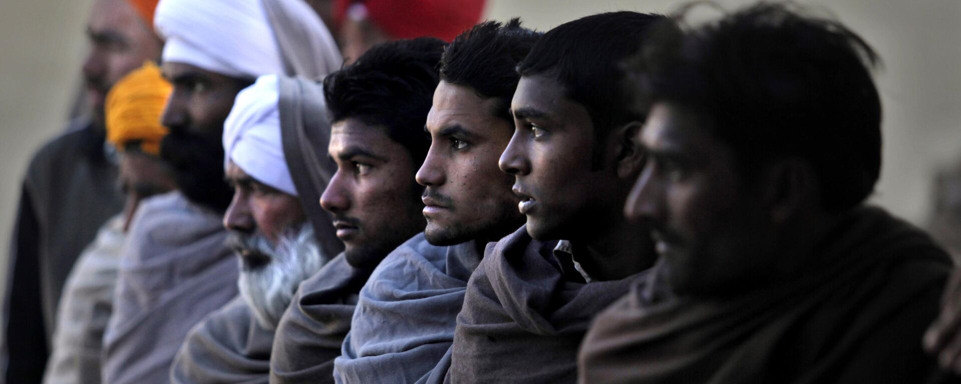 Eleitores indianos aguardam para votar em uma seção eleitoral próxima da fronteira com o Paquistão - Sputnik Brasil, 1920, 27.08.2025