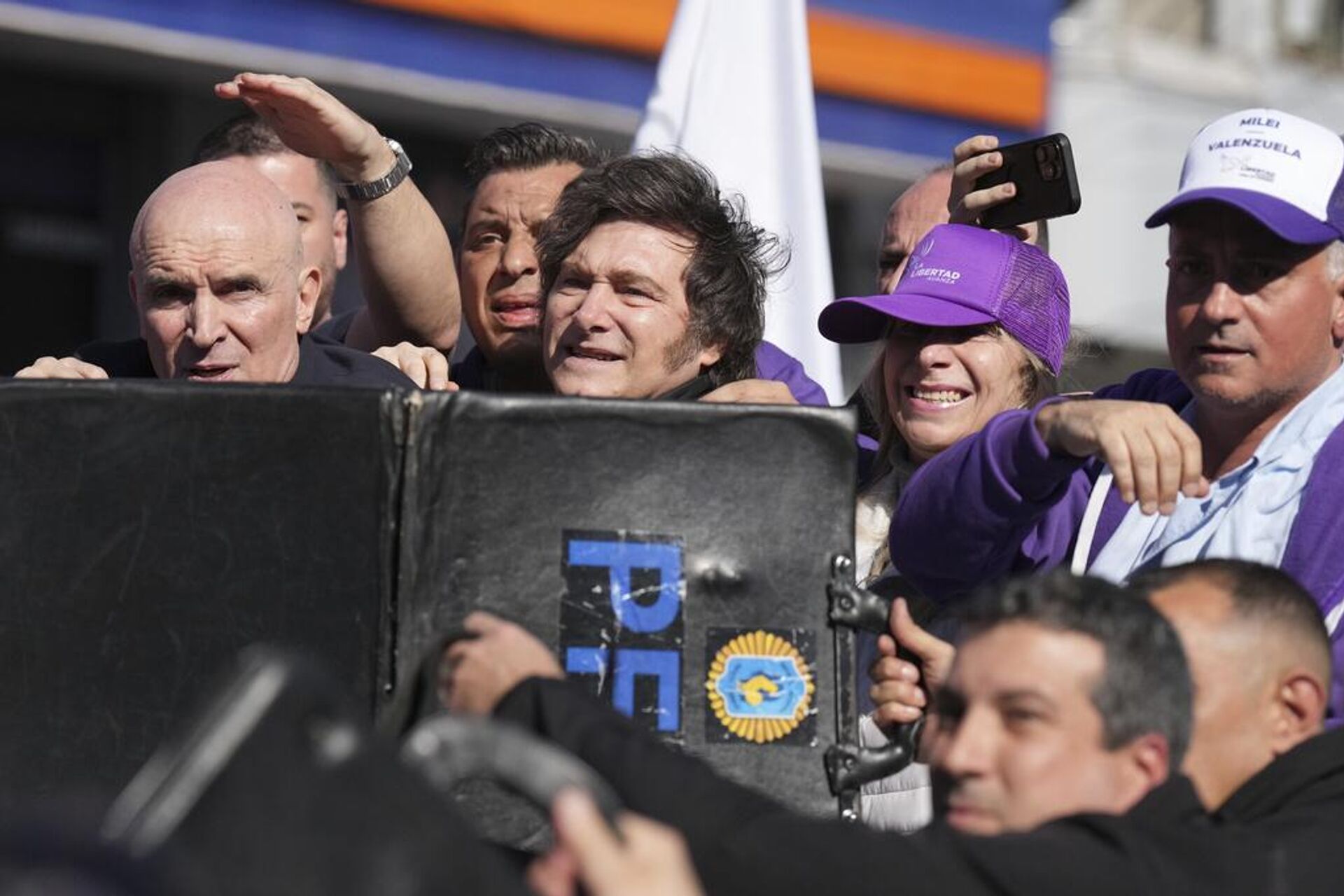 Javier Milei fue recibido a pedradas