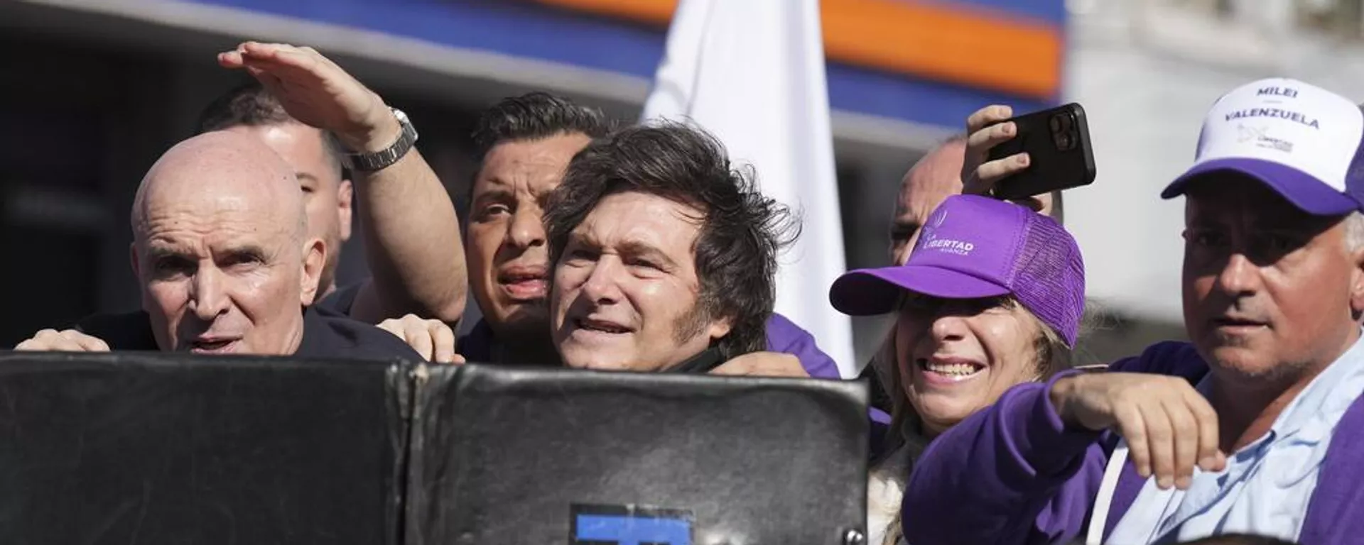 Presidente da Argentina, Javier Milei, é recebido a pedradas na periferia de Buenos Aires - Sputnik Brasil, 1920, 27.08.2025