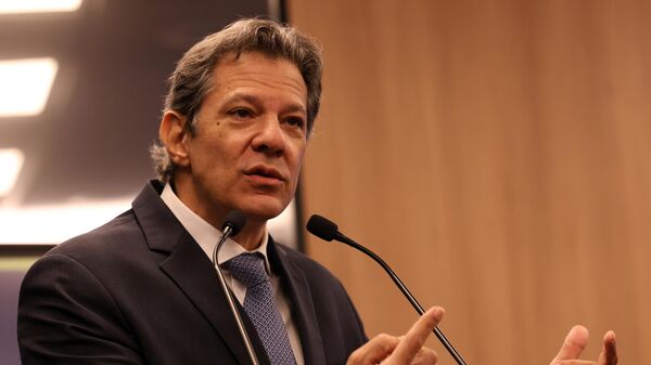 O ministro da Fazenda, Fernando Haddad, durante entrevista coletiva para detalhar duas operações da Polícia Federal para combater a atuação do crime organizado no setor de combustíveis, em Brasília (DF), 28 de agosto de 2025 - Sputnik Brasil