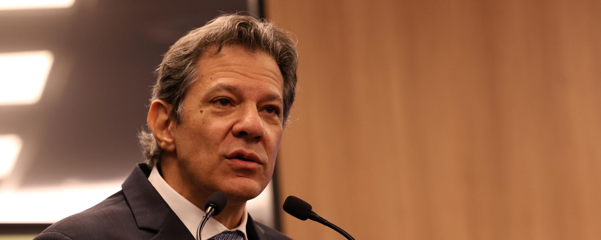 O ministro da Fazenda, Fernando Haddad, durante entrevista coletiva para detalhar duas operações da Polícia Federal para combater a atuação do crime organizado no setor de combustíveis, em Brasília (DF), 28 de agosto de 2025 - Sputnik Brasil, 1920, 28.08.2025