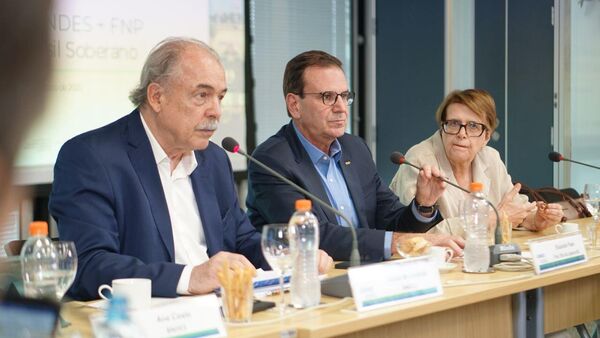 O presidente do Banco Nacional de Desenvolvimento Econômico e Social (BNDES), Aloizio Mercadante (à esquerda), e Eduardo Paes, prefeito do Rio de Janeiro e presidente da Frente Nacional de Prefeitas e Prefeitos (FNP), detalham as medidas emergenciais do Plano Brasil Soberano que visam mitigar os efeitos do tarifaço dos EUA. Rio de Janeiro, Brasil, 28 de agosto de 2025 - Sputnik Brasil