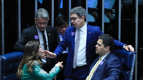 Senadores durante sessão que votou o projeto de lei (PL) 2628/2022, que cria regras para a proteção de crianças e adolescentes em ambientes digitais. Brasília (DF), 27 de agosto de 2025 - Sputnik Brasil