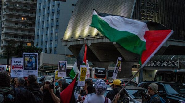 Manifestantes protestam contra as ações israelenses na Faixa de Gaza com bandeiras da Palestina e cartazes. São Paulo, 28 de agosto de 2025 - Sputnik Brasil