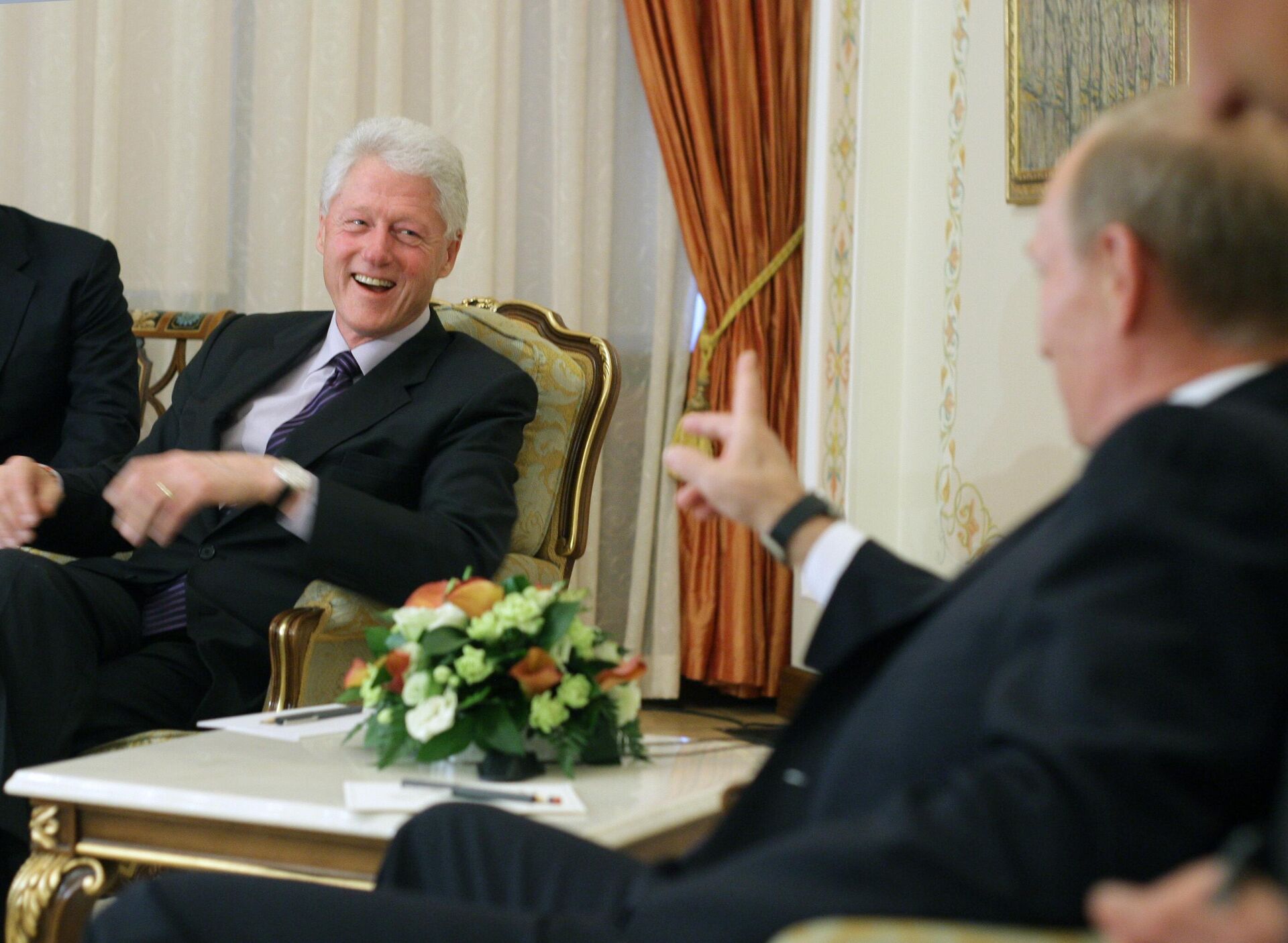O então primeiro-ministro russo, Vladimir Putin, encontra-se com o ex-presidente americano Bill Clinton na residência Novo-Ogaryovo, Rússia, em 29 de junho de 2010