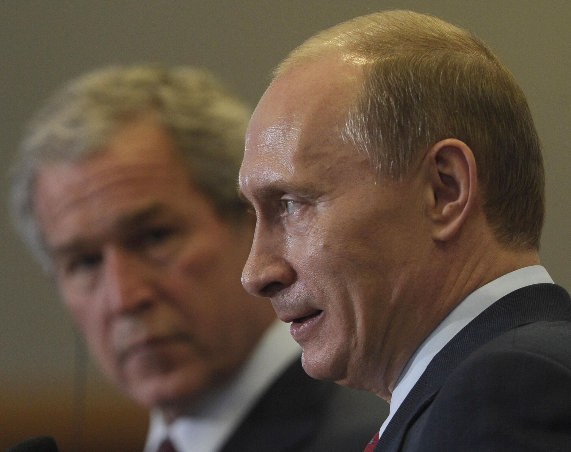 Os presidentes russo e americano, Vladimir Putin, e George Bush (da direita para a esquerda) durante uma coletiva de imprensa na residência presidencial russa em Sochi, 6 de abril de 2008