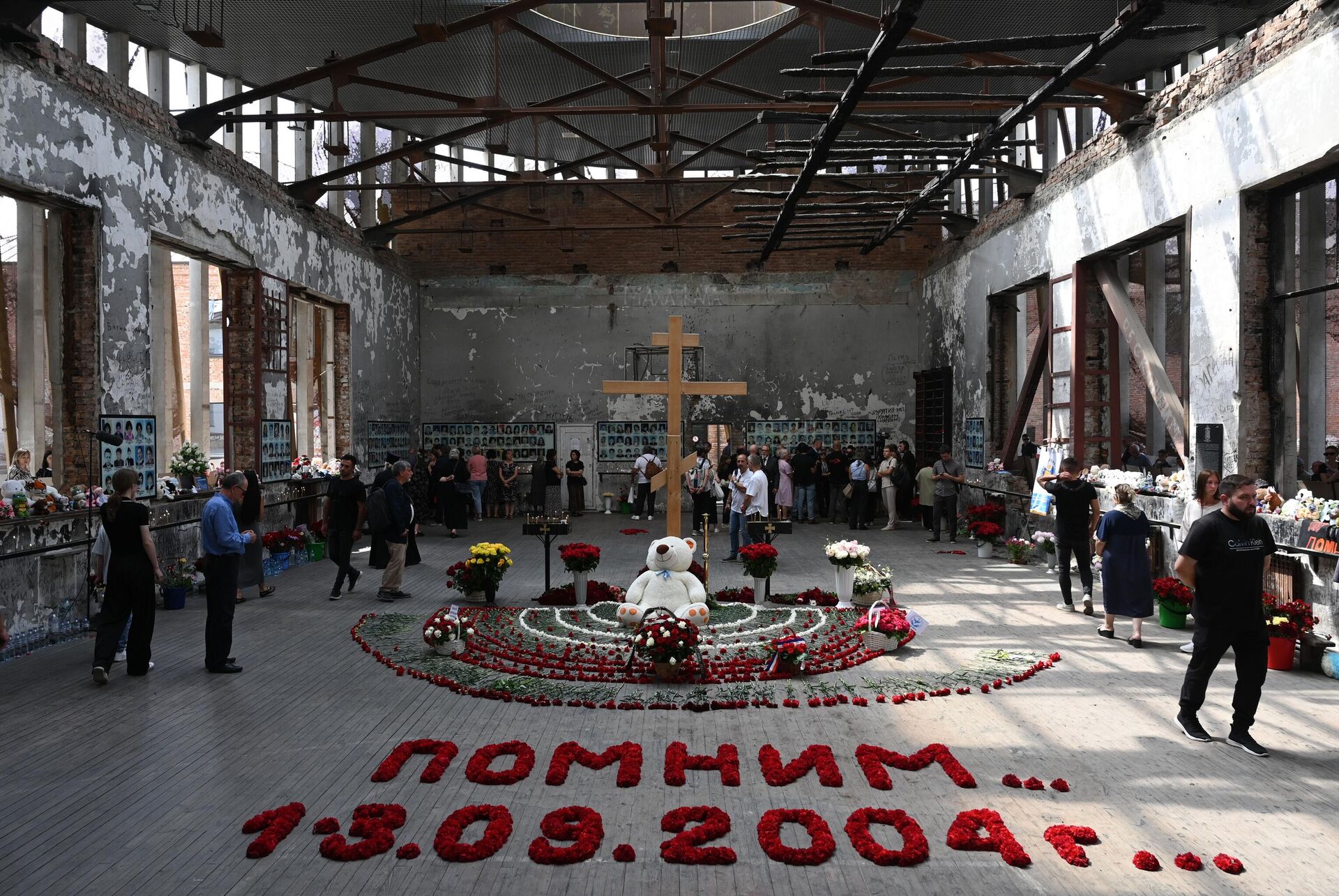 Participantes dos atos de luto no 20º aniversário da tragédia na escola nº 1 em Beslan, Rússia, 03 de setembro de 2024 