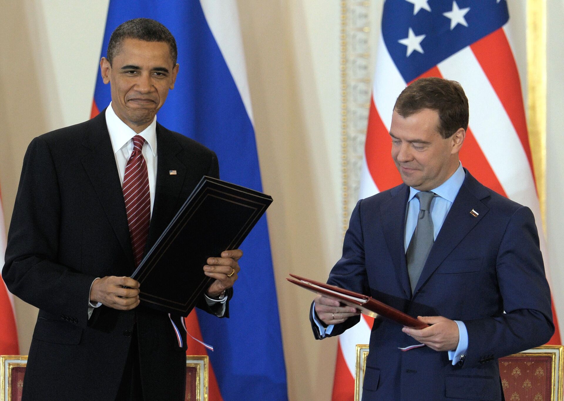 O então presidente russo, Dmitri Medvedev, e seu então homólogo norte-americano, Barack Obama (da direita para a esquerda) durante a cerimônia de assinatura do Tratado Novo START, em Praga, República Tcheca, 04 de agosto de 2010 