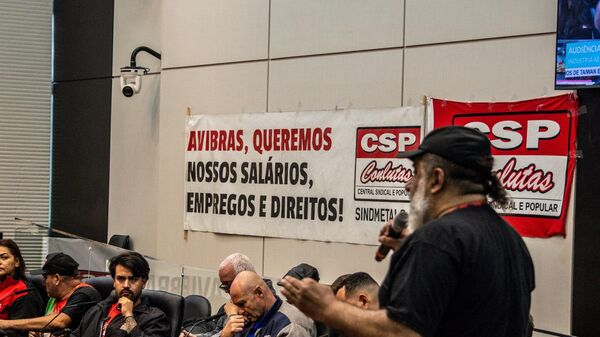 Funcionários da Avibras discutem a situação da empresa durante audiência pública em São Paulo, 29 de agosto de 2025 - Sputnik Brasil