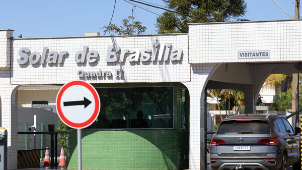 Fachada do condomínio Solar de Brasília, onde mora e cumpre prisão domiciliar o ex-presidente Jair Bolsonaro, em Brasília (DF). Brasil, 7 de agosto de 2025 - Sputnik Brasil