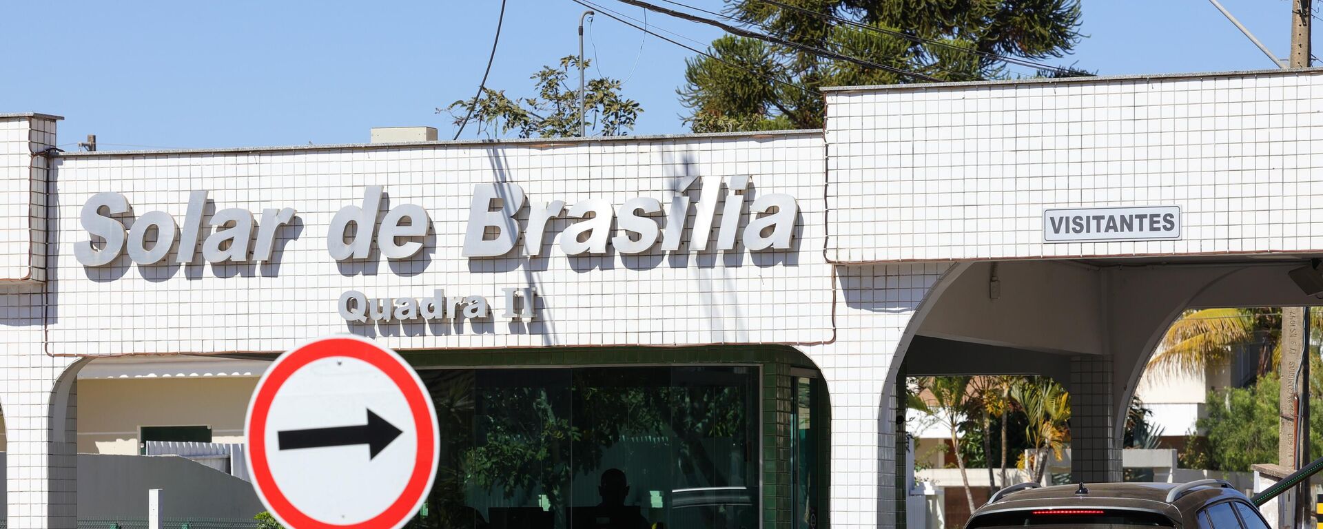Fachada do condomínio Solar de Brasília, onde mora e cumpre prisão domiciliar o ex-presidente Jair Bolsonaro, em Brasília (DF). Brasil, 7 de agosto de 2025 Fachada do condomínio Solar de Brasília, onde mora e cumpre prisão domiciliar o ex-presidente Jair Bolsonaro, em Brasília (DF). Brasil, 7 de agosto de 2025 - Sputnik Brasil, 1920, 31.08.2025