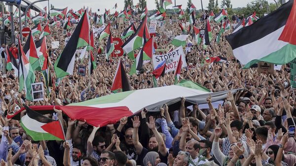Milhares de pessoas participam de uma manifestação em defesa da Palestina em Frankfurt, na Alemanha, em 30 de agosto de 2025 - Sputnik Brasil
