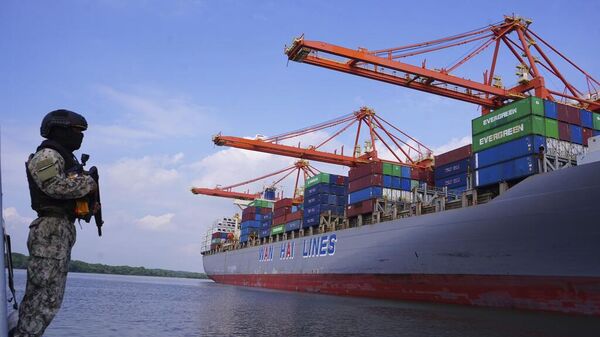 Um soldado monta guarda no porto marítimo de Contecon, em Guayaquil, Equador, 5 de fevereiro de 2025 - Sputnik Brasil