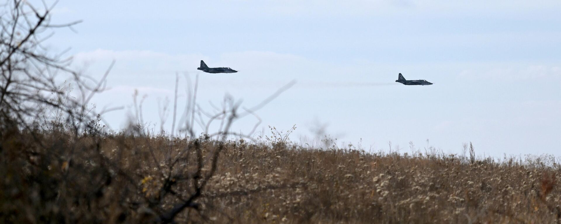 Caças Su-25 na zona da operação militar especial russa na Ucrânia. - Sputnik Brasil, 1920, 31.08.2025