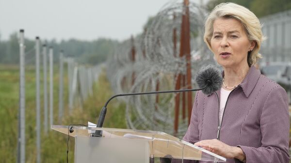 A presidente da Comissão Europeia, Ursula von der Leyen, faz uma declaração à mídia durante sua visita à fronteira entre a Polônia e a Belarus, em Krynki, Polônia, 31 de agosto de 2025 - Sputnik Brasil