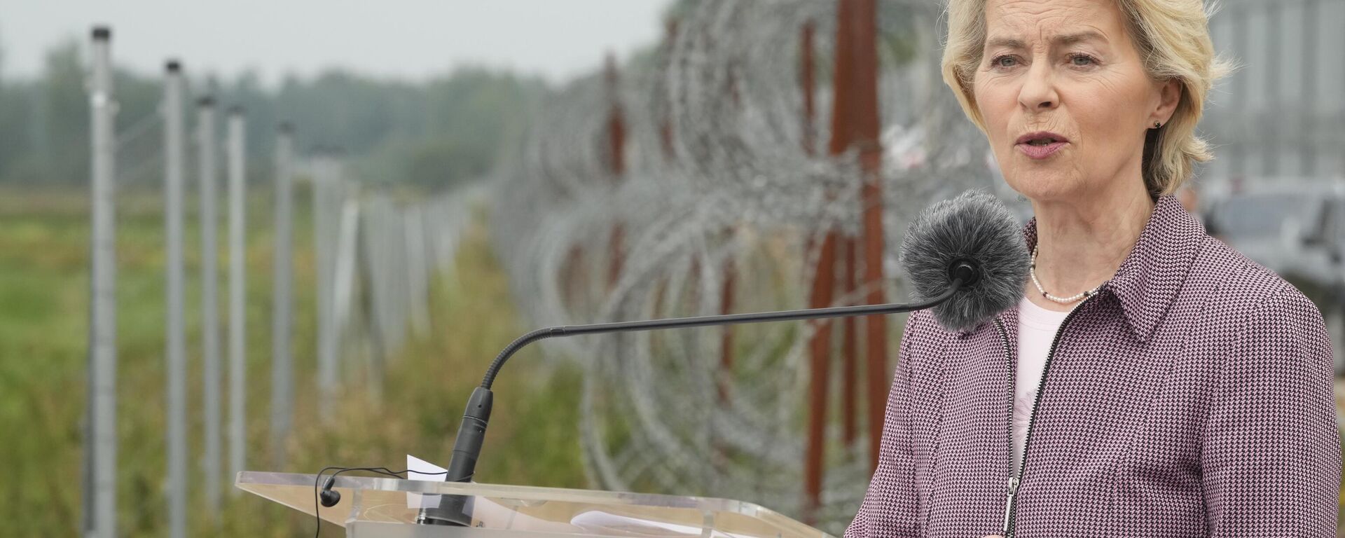 A presidente da Comissão Europeia, Ursula von der Leyen, faz uma declaração à mídia durante sua visita à fronteira entre a Polônia e a Belarus, em Krynki, Polônia, 31 de agosto de 2025 - Sputnik Brasil, 1920, 17.09.2025
