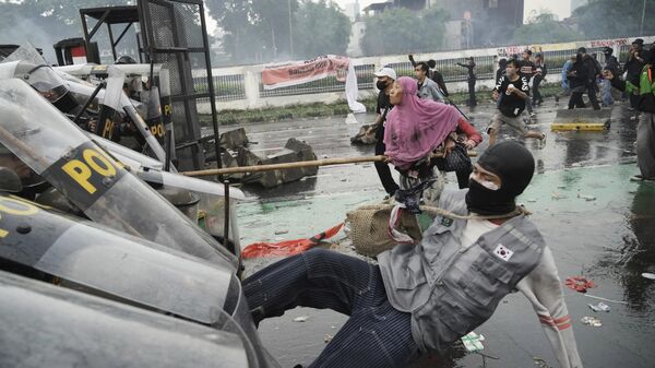 Polícia e manifestantes entram em confronto durante protesto contra benefícios excessivos concedidos a parlamentares em Jacarta, na Indonésia. - Sputnik Brasil