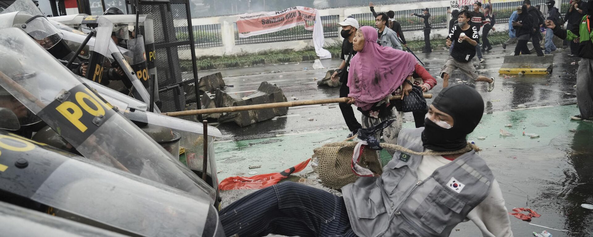 Polícia e manifestantes entram em confronto durante protesto contra benefícios excessivos concedidos a parlamentares em Jacarta, na Indonésia. - Sputnik Brasil, 1920, 31.08.2025