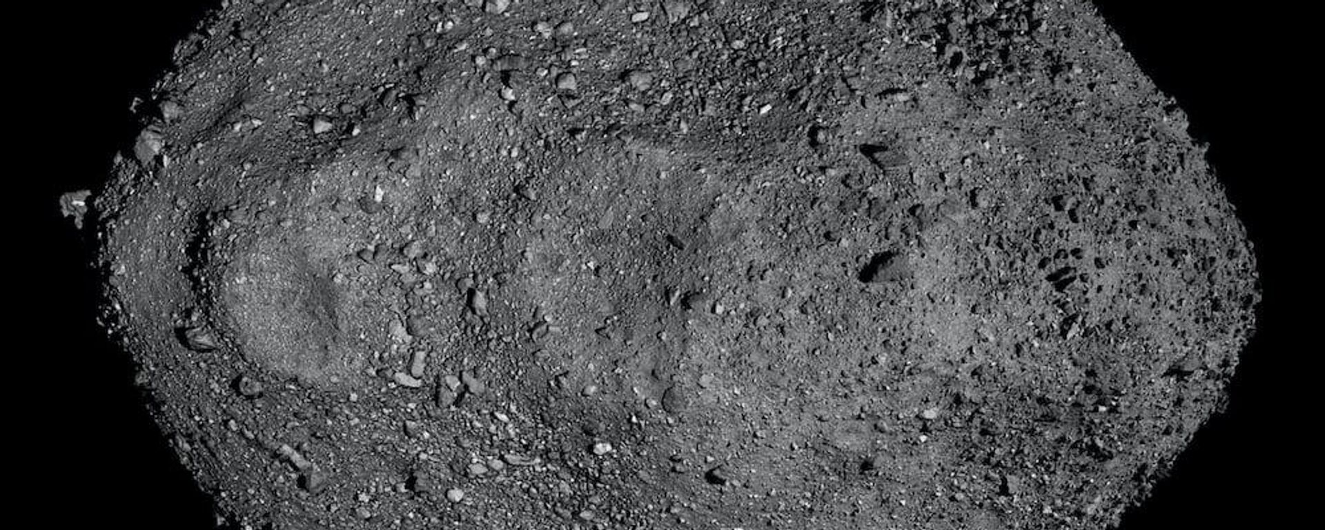 Este mosaico de Bennu foi criado usando observações feitas pela sonda espacial OSIRIS-REx da NASA, que ficou próxima do asteroide por mais de dois anos Este mosaico de Bennu foi criado usando observações feitas pela sonda espacial OSIRIS-REx da NASA, que ficou próxima do asteroide por mais de dois anos - Sputnik Brasil, 1920, 01.09.2025