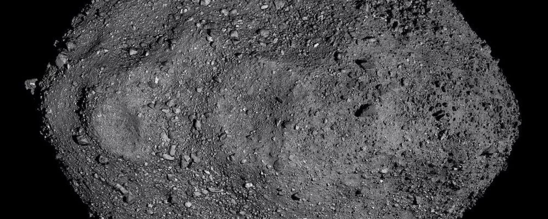 Este mosaico de Bennu foi criado usando observações feitas pela sonda espacial OSIRIS-REx da NASA, que ficou próxima do asteroide por mais de dois anos - Sputnik Brasil, 1920, 01.09.2025
