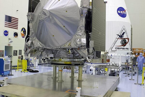A sonda espacial da missão OSIRIS-REx da NASA em configuração de lançamento - Sputnik Brasil