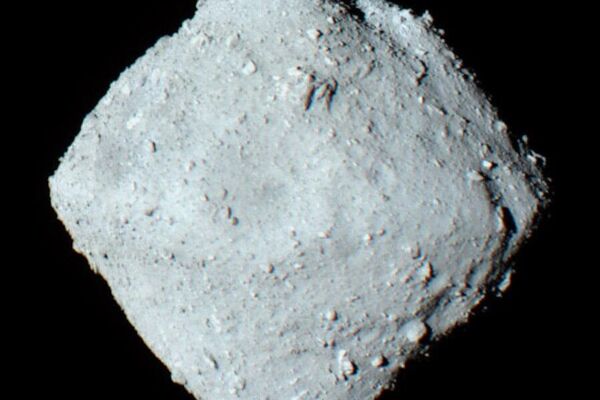 Imagem colorida do asteroide tipo C 162173 Ryugu, visto pela câmera ONC-T a bordo da Hayabusa2 - Sputnik Brasil