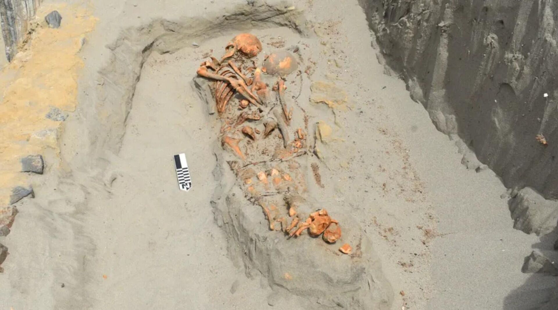 Arqueólogos descobrem enterramentos enigmáticos de 2300 anos no norte do Peru Arqueólogos descobrem enterramentos enigmáticos de 2300 anos no norte do Peru