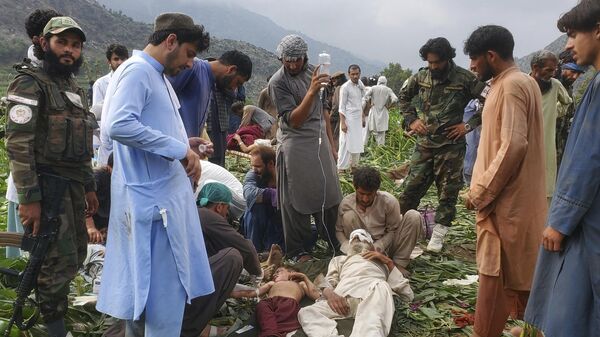 Trabalhadores da defesa civil, moradores locais e soldados do exército se preparam para evacuar vítimas feridas de um terremoto que matou centenas de pessoas e destruiu aldeias no leste do Afeganistão, em Mazar Dara, província de Kunar. Setembro, 2025 - Sputnik Brasil