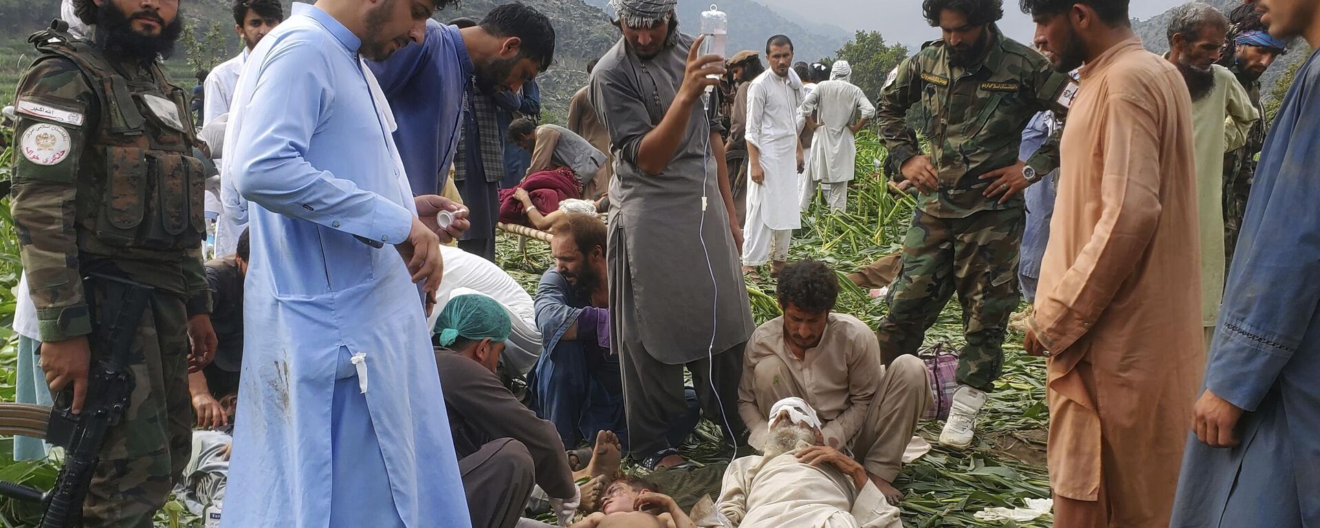 Trabalhadores da defesa civil, moradores locais e soldados do exército se preparam para evacuar vítimas feridas de um terremoto que matou centenas de pessoas e destruiu aldeias no leste do Afeganistão, em Mazar Dara, província de Kunar. Setembro, 2025 - Sputnik Brasil, 1920, 02.09.2025