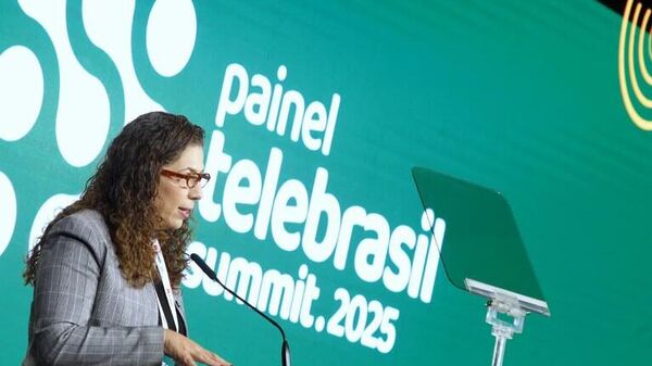 Ministra da Gestão, Esther Dweck, fala de transformação digital no Painel Telebrasil 2025, em Brasília.

 - Sputnik Brasil
