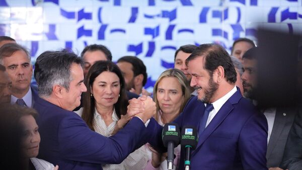 Presidente do PP, Ciro Nogueira (à esq.), e presidente do União Brasil, Antônio de Rueda (à dir.), no Congresso - Sputnik Brasil