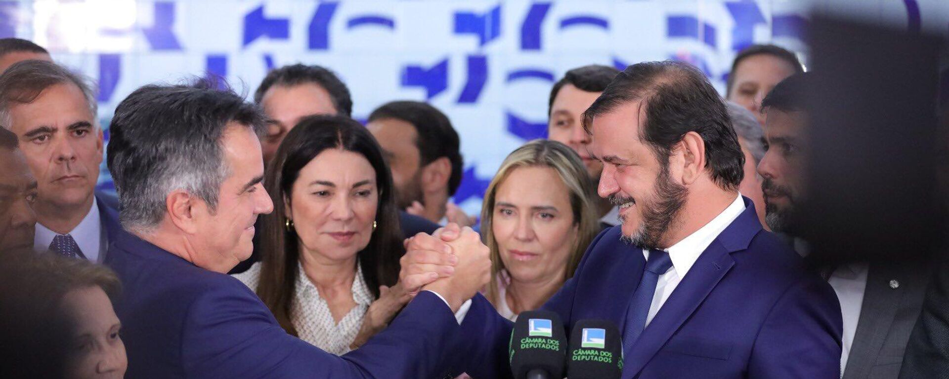 Presidente do PP, Ciro Nogueira (à esq.), e presidente do União Brasil, Antônio de Rueda (à dir.), no Congresso - Sputnik Brasil, 1920, 02.09.2025