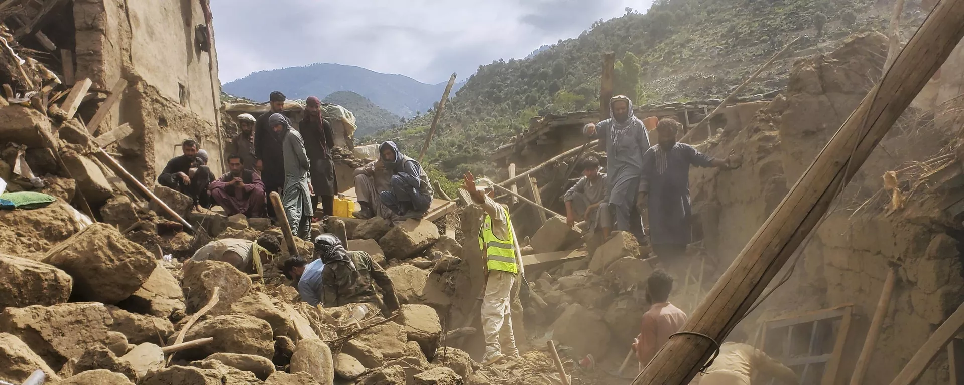 Trabalhadores da defesa civil, moradores locais e soldados do exército removem escombros enquanto procuram por sobreviventes após terremoto de magnitude 6 atingir o leste do Afeganistão. Setembro de 2025. - Sputnik Brasil, 1920, 02.09.2025