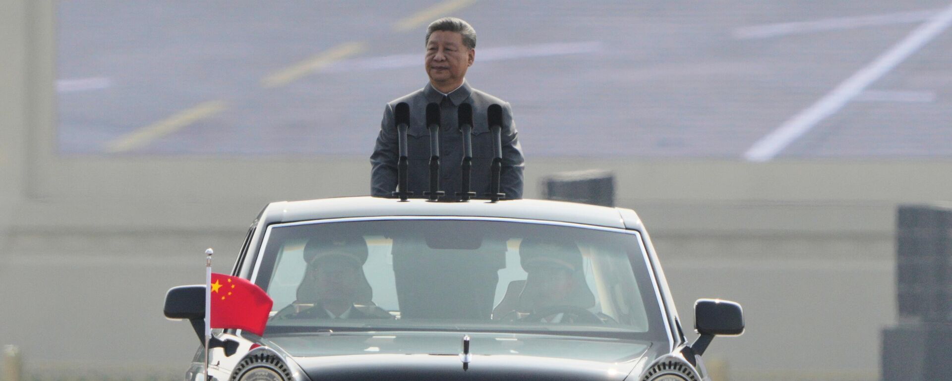O presidente chinês Xi Jinping inspeciona as tropas antes de um desfile militar em comemoração ao 80º aniversário da rendição do Japão na Segunda Guerra Mundial, realizado em frente ao Portão de Tiananmen, em Pequim, na quarta-feira, 3 de setembro de 2025. - Sputnik Brasil, 1920, 03.09.2025