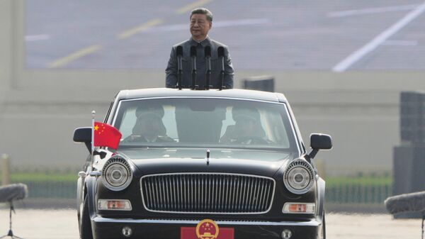 O presidente chinês Xi Jinping inspeciona as tropas antes de um desfile militar em comemoração ao 80º aniversário da rendição do Japão na Segunda Guerra Mundial, realizado em frente ao Portão de Tiananmen, em Pequim, na quarta-feira, 3 de setembro de 2025. - Sputnik Brasil
