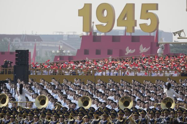 Um coro se apresenta antes de um desfile militar em comemoração ao 80º aniversário da rendição do Japão na Segunda Guerra Mundial, realizado em frente ao Portão de Tiananmen, em Pequim, 2 de setembro de 2025. - Sputnik Brasil
