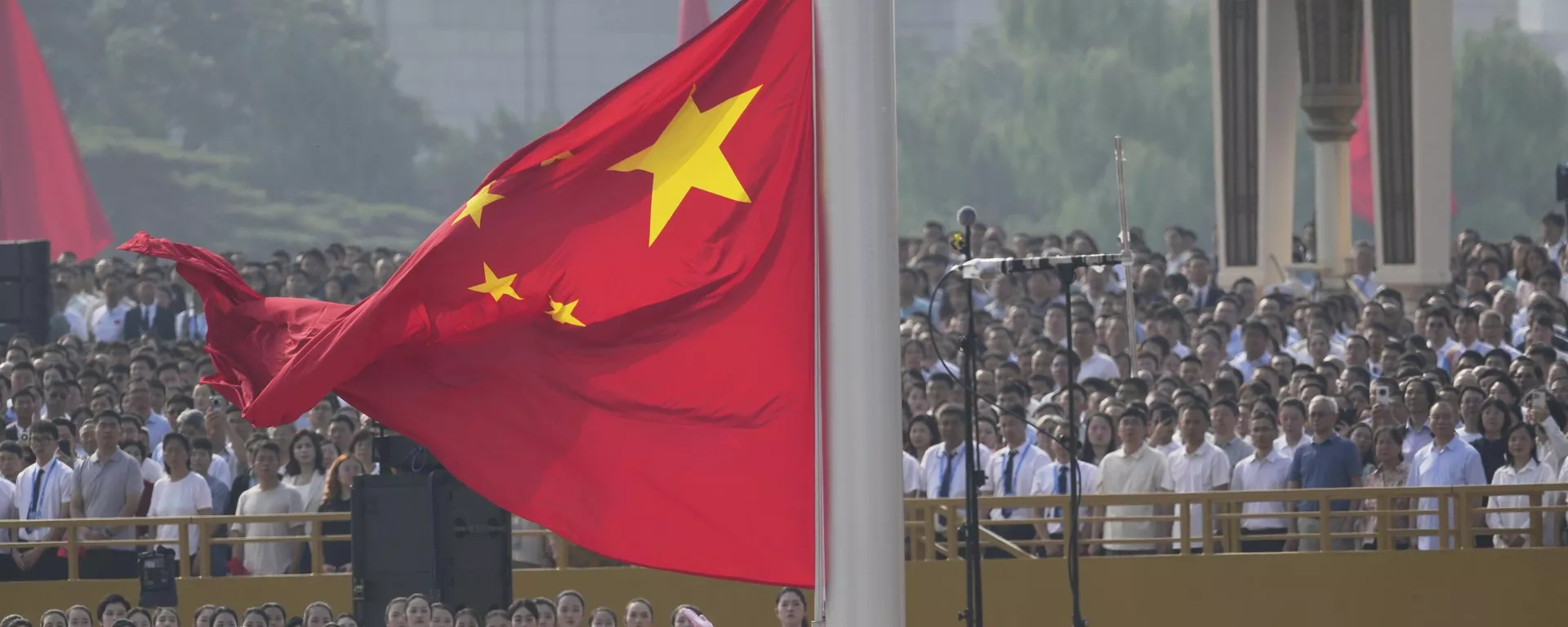 A bandeira da China é hasteada antes de um desfile militar em comemoração ao 80º aniversário da rendição do Japão na Segunda Guerra Mundial, realizado em frente ao Portão de Tiananmen, em Pequim. 2025. - Sputnik Brasil, 1920, 25.09.2025