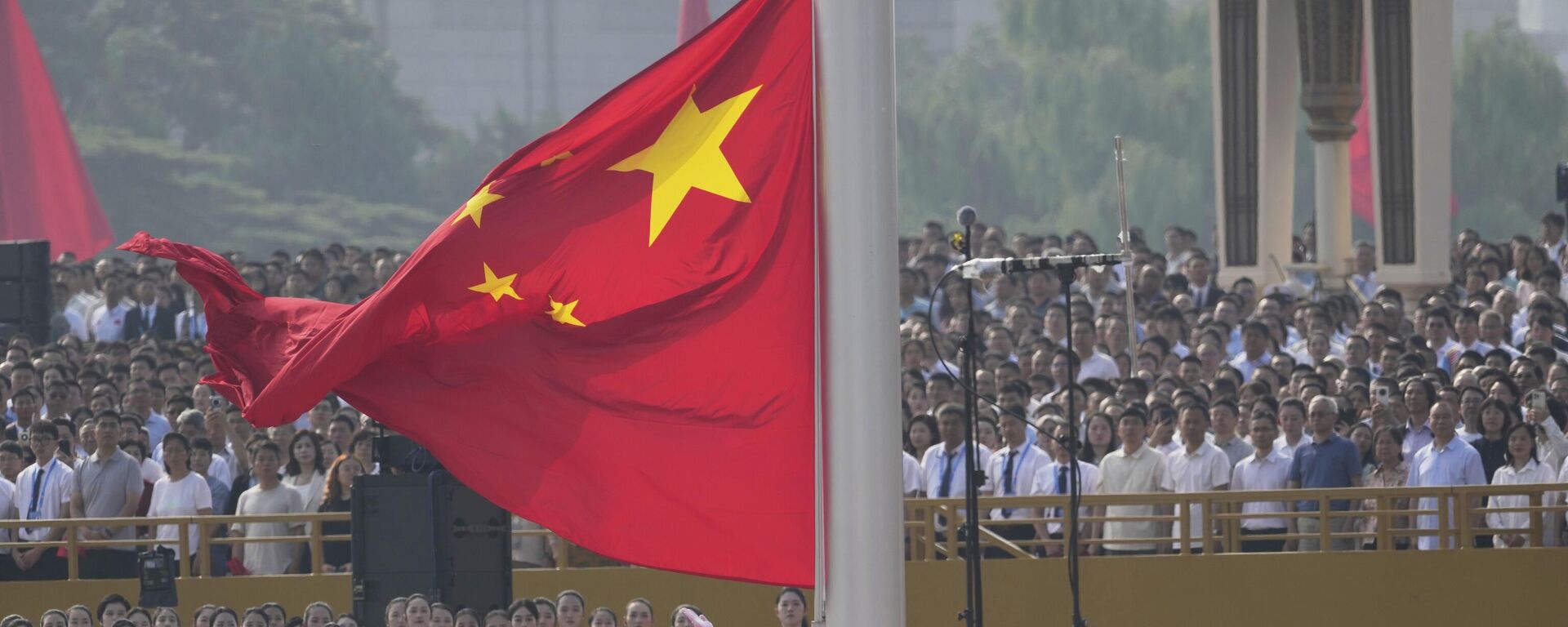 A bandeira da China é hasteada antes de um desfile militar em comemoração ao 80º aniversário da rendição do Japão na Segunda Guerra Mundial, realizado em frente ao Portão de Tiananmen, em Pequim. 2025. - Sputnik Brasil, 1920, 25.09.2025