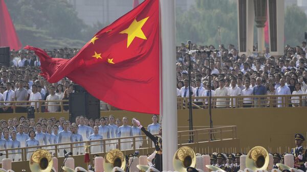 A bandeira da China é hasteada antes de um desfile militar em comemoração ao 80º aniversário da rendição do Japão na Segunda Guerra Mundial, realizado em frente ao Portão de Tiananmen, em Pequim. 2025. - Sputnik Brasil