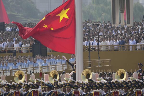 A bandeira da China é hasteada antes de um desfile militar em comemoração ao 80º aniversário da rendição do Japão na Segunda Guerra Mundial, realizado em frente ao Portão de Tiananmen, em Pequim. 2025. - Sputnik Brasil