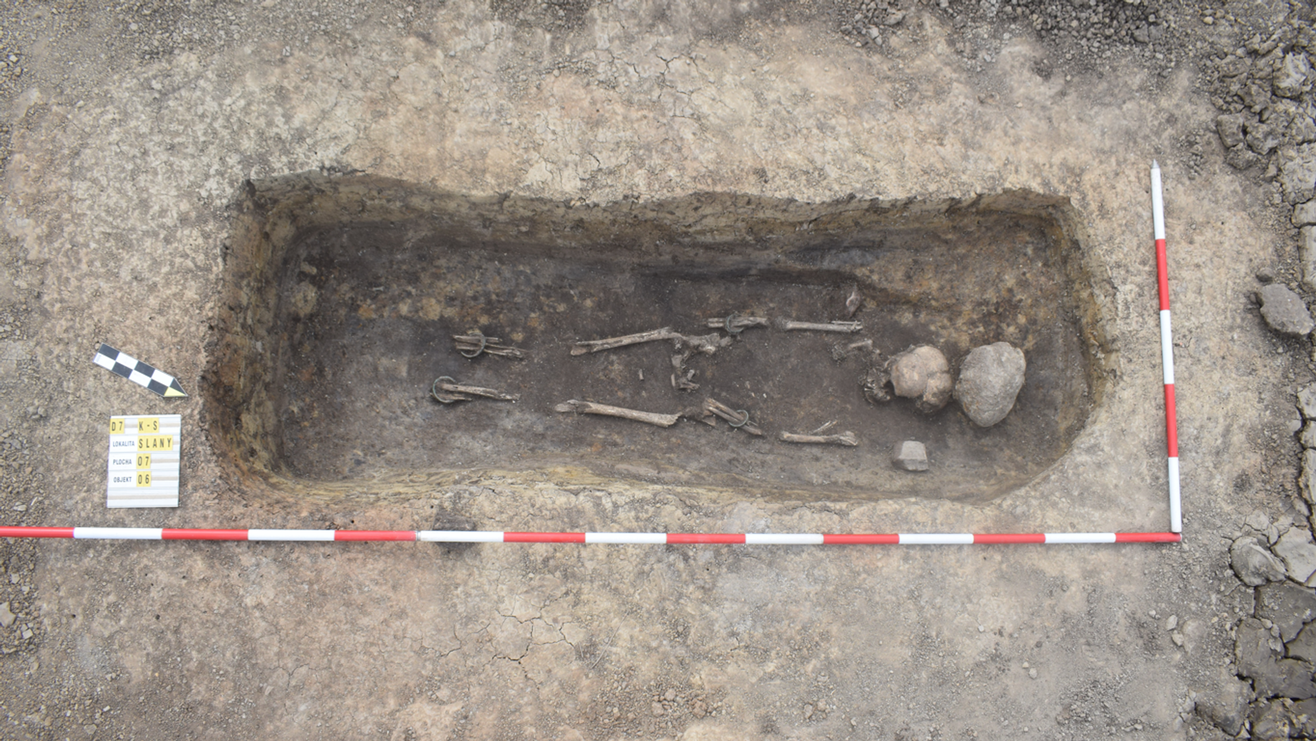 Túmulo de uma mulher com ornamentos de bronze do período La Tene Túmulo de uma mulher com ornamentos de bronze do período La Tene - Sputnik Brasil, 1920, 03.09.2025