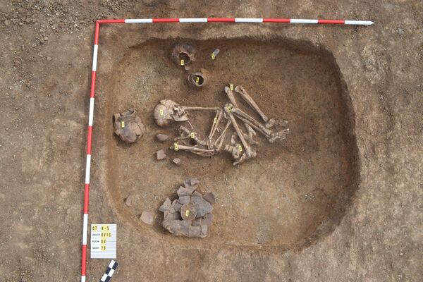 Túmulo de um adulto cercado por vasos de cerâmica Túmulo de um adulto cercado por vasos de cerâmica - Sputnik Brasil