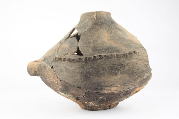 Vaso de cerâmica da Idade do Bronze Tardia encontrado nas escavações Vaso de cerâmica da Idade do Bronze Tardia encontrado nas escavações - Sputnik Brasil