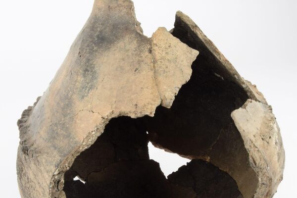 Vaso de cerâmica da Idade do Bronze Tardia encontrado nas escavações visto de outro ângulo Vaso de cerâmica da Idade do Bronze Tardia encontrado nas escavações visto de outro ângulo - Sputnik Brasil